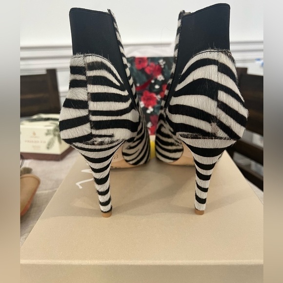 NEW Boden Elsworth Ankle Boots, Zebra, 39. Perfect accent or neutral. - Picture 5 of 11